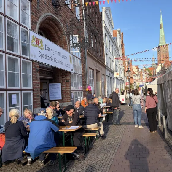 Besucherinnen und Besucher vor dem Haus Hansestadt Danzig beim HanseKulturFestival 2026