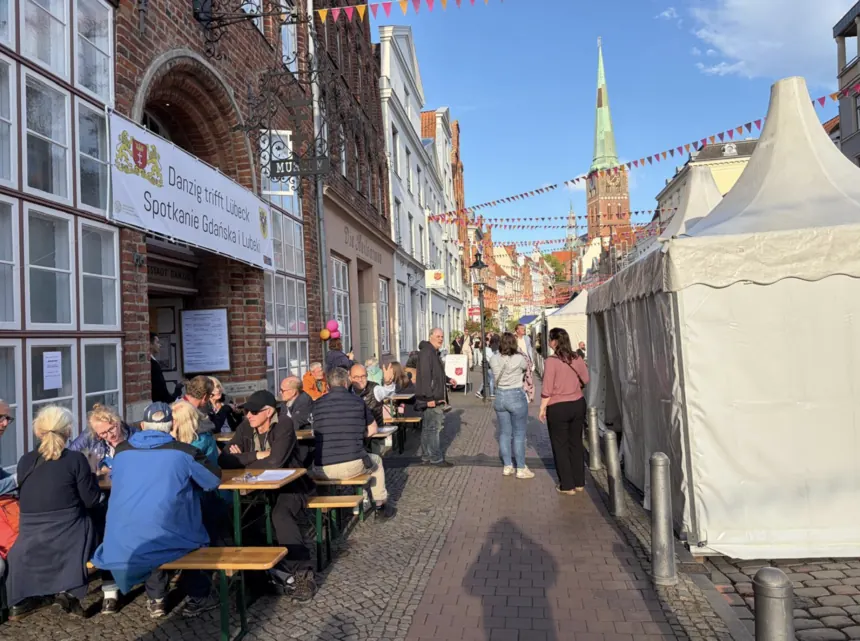 Besucherinnen und Besucher vor dem Haus Hansestadt Danzig beim HanseKulturFestival 2026